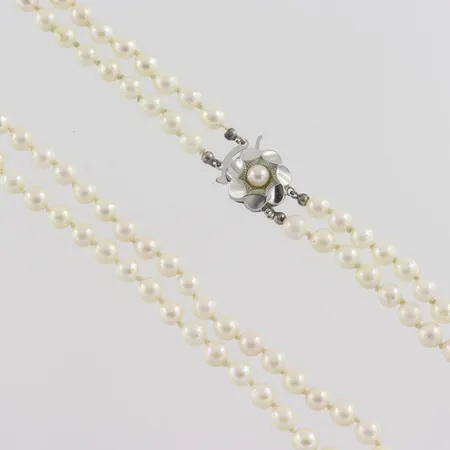 Dubbelradigt collier med odlade pärlor Ø ca 5,7mm, längd ca 48 cm, lås silver 835/1000 Vikt: 0 g