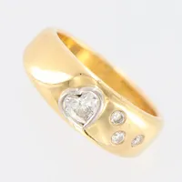 Ring, Ø17,5, bredd 4-7mm, diamant hjärtformad 1xca0,40ct, 2xca0,03ct, 1xca0,02ct, 18K Vikt: 9,9 g