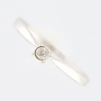 Ring, vitguld, stl 19,5, bredd 1mm, diamant 1xca0,0075ct, 18K, Finns för visning på Pantbanken Amiralsgatan  Vikt: 1,8 g