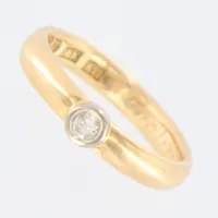 Ring, tvåfärgad, stl 16¼, 3mm, med diamant 1xca0,07ct, gravyr, 18K  Vikt: 3,6 g