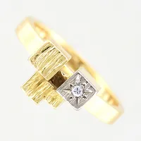 Ring med diamant ca 1x0,018ct enligt gravyr, stl 17, bredd 2,7-7,7mm, Guldsmedjan Forsman & Gardfors, år 1974, fattning i vitguld, 18K Vikt: 5,6 g