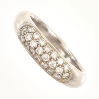 Ring med diamanter ca 22x 0,01ct, ett par stenar möjligen synteter, vitguld, stl 17¼, bredd ca 5,5mm, 18K Vikt: 7,3 g