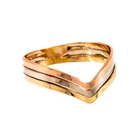 V-formad ring i vitt, gult & rött guld 18K. Den är 4 - 9 mm bred, är i storlek 18 och väger 2,5g. Italiensk tillverkarstämpel & 750. 
