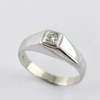 Ring  med diamant ca 0,15ct, stl 18½ mm, bredd ca 2,7-7,1 mm, stämplad HE, 18k vitguld Vikt: 6,7 g