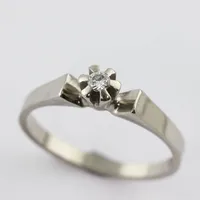 Ring med diamant enligt inskription 0.07ct, stl 18½ mm, bredd ca 2-3 mm, stämplad GGG Göteborg, 18k vitguld Vikt: 3,4 g