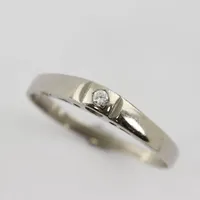 Ring med diamant enligt inskription 0.03ct ,stl 18½ mm inte rund, bredd ca 1,7-3,1 mm, 1977 , 18k vitguld Vikt: 2 g