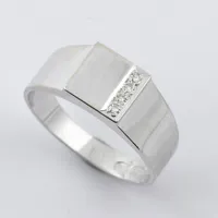 Ring  med diamanter ca 4x0,01ct, stl 17 ½ mm, bredd ca 3,1-7,8 mm, 18k vitguld Vikt: 4,2 g