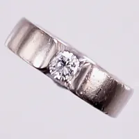 Ring med diamant ca 1x0,35ct, TW (G-H)/SI, stl: ca 15¾, bredd: ca 5,5mm, gravyr, vitguld, 18K  Vikt: 12,7 g