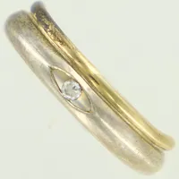 Ring med vit sten, stl 17, bredd ca 3-5mm, delvis förgylld, GHA. 925/1000 silver  Vikt: 4 g
