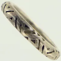 Ring, stl 17, bredd ca 3,5mm. 925/1000 silver  Vikt: 3,6 g