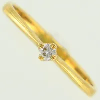 Ring med diamant ca 0,07ct, stl 18, bredd ca 2-3mm. 18K  Vikt: 1,8 g