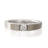 Ring, 18K vitguld, Diamant 0,10ct - stämplat på skenans insida, tillverkarstämpel HSs (H. Sundelius), Lund, Ø16,0 mm, bredd 3 mm, fint skick, borttag av gravyr ingår Vikt: 5,8 g
