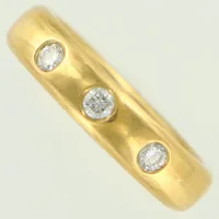 Ring med diamanter 3x ca 0,05ct, stl 14¾, bredd ca 4mm, gravyr. 18K  Vikt: 6,3 g