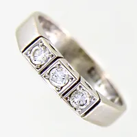 Ring med diamanter ca 3x0,07ct, stl 16, bredd 3,5mm, vitguld, gravyr, 18K Vikt: 4 g