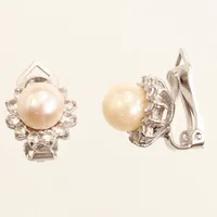 Ett par örhängen med stenar och pärlor, bredd ca 10,5mm, vitguld, clips, Italien, 18K  Vikt: 5,3 g