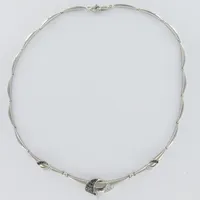 Halsband vitguld med vita och svarta stenar, längd 41 cm, bredd 2-16 mm, 18K 22,5g totalt