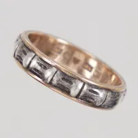 Ring, stl 18½, bredd 4,7mm, del av skena i oädel metall, gravyr, 18K,   Vikt: 4,6 g