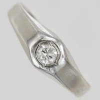 Ring, briljantslipad diamant ca 0,10ct, ca Wesselton(H)/SI, Ø17, bredd:2-5,5mm, importstämplad, vitguld, 18K. Vikt: 2,9 g