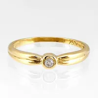 Ring, 18K guld, Diamant 0,04ct (stämplat inuti skenan), oidentifierad tillverkarstämpel, Ø17¾ mm, bredd 1,3 - 3,7 mm, fint skick Vikt: 2,2 g