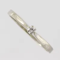 Ring med diamant 0,08ct, stl 18¾mm, bredd skena 1,9mm, Cedstam Guldsmed Bo Stockholm 1969, 18k vitguld Vikt: 2 g