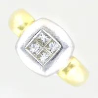 Ring med princesslipade diamanter ca 4x0,10ct, stl 17, bredd 3-10,5mm, fattning i platina, repig, 18K Vikt: 7,8 g