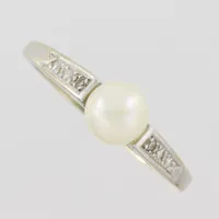 Ring med pärla Ø 5,6mm och diamanter ca 2x0,007ct, stl 17mm, bredd skena 1,18mm, 18k vitguld  Vikt: 2,1 g