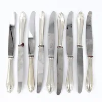 9 Matknivar, längd ca 25cm, blad i rostfritt stål, defekter/lagningar med brun massa , 830/1000 silver, bruttovikt 625,0gram Vikt: 625 g