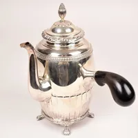 Kaffekanna, med dekor, trähandtag, höjd ca 23cm, bred ca 15cm, år 1916, lös i handtaget, smärre bruksslitage, silver.  Vikt: 549,8 g