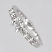Ring vitguld, diamanter 6x0,01ct, 4x0,01ct prinsesslipade, stl 16, bredd 2-4,5mm, GHA, 3st diamanter skadade, 18K Vikt: 4,8 g