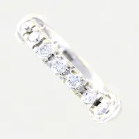 Ring med diamanter ca 7x0,05ct, stl 16½, bredd 2,2-5mm, i behov av omrodinering, vitguld, 18K Vikt: 4,5 g