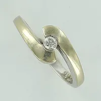 Ring med diamant totalt ca. 0,07ct, stl 16, bredd 2-7mm, gravyr, 18K, 2,9g Vikt: 2,9 g