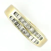 Ring med diamanter, totalt ca 0,40ct, stl 20½, bredd 4-6mm,  18K  Vikt: 7 g