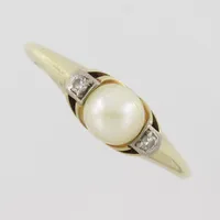 Ring med pärla Ø 5,4mm och diamanter ca 2x0,01ct, stl 17¼mm, bredd skena 1,1mm, 14k Vikt: 2,3 g