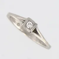 Ring vitguld med Diamant 0,05ct, stl: 16¾, bredd: 1,5-3mm, 18K, Finns för visning på Pantbanken Amiralsgatan   Vikt: 2,9 g