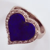 Ring med hjärtformad lapis lazuli samt åttkantsslipade diamanter 18 x ca 0,01ct, stl: 18¼, klacken 17mm, Luleå Guldsmide Sandberg & Co  år 1978, 18K vitguld   Vikt: 6,7 g