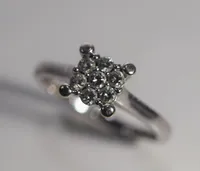 Ring vitguld med 7 diamanter 0,21ctv GHA Ø17mm bredd klack 6,7mm 18K Vikt: 3,1 g