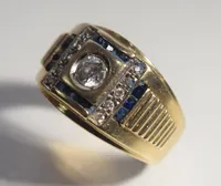 Ring med vita och blå stenar, ojämn skena, Ø18mm bredd 4,58/13,43mm 14K Vikt: 8,1 g