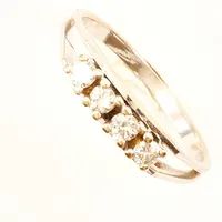 Ring med diamanter ca 4 x 0,05ct, vitguld, stl 18, bredd ca 3,2mm, 18K Vikt: 3,5 g