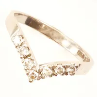 Ring med diamanter, flertalet möjligen syntetiska, vitguld, stl 19½, bredd ca 7,3mm, 18K Vikt: 3,6 g