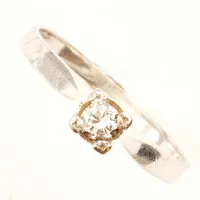 Ring med diamant 0,19ct, enligt gravyr, vitguld, stl 18½, bredd ca 4,6mm, 18K Vikt: 2,6 g