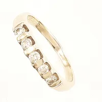 Ring vitguld med diamanter, 5 x ca 0,05ct, stl 18, bredd 2-3mm, lös sten, bör omrodieras, 18K Vikt: 2,9 g