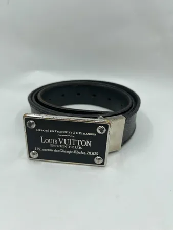 Bälte, Louis Vuitton, Reversible Belt, Graphite Damier samt svart Epiläder, nummer M9632, CA0144, längd 95 cm, dustbag, Made in Spain, slitage på spännet samt slitage och sprickbildning på lädret, bruksskick, dustbag, inga övriga tillbehör. Vikt: 0 g