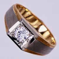 Ring med diamant ca 1x0,50ct TCr-Cr (I-J)/VS, stl: ca 19¼, bredd: ca 3,5 - 8mm, gulguld/vitguld, 18K finns för visning på kontoret Östermalm  Vikt: 7,2 g