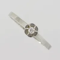 Ring med diamant 0,04ct, stl ca 17mm, bredd skena 1,6mm, Pettersson Ab Olof Stockholm 1979, 18k vitguld Vikt: 1,7 g