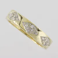 Ring med diamanter ca 12x0,01ct, stl 17½mm,  bredd ca 4,3mm, stämplad GHA, 18k Vikt: 2,9 g