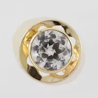 Ring med vit syntetisk spinell, stl 16½mm, bredd 4,1-15,9mm, Rahlens Guldsmeds Ab Borås 1976, 18k Vikt: 5,4 g