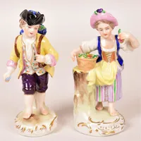 Två figuriner, flicka med skål, pojke med bärkorg, porslin, wienerliknande märke, höjd 14cm. Vikt: 0 g