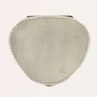Puderdosa med mönsterdekor, spegel samt insats, 7x8,5cm, smärre bruksslitage, sterling, 925/1000 silver. Vikt: 120,8 g