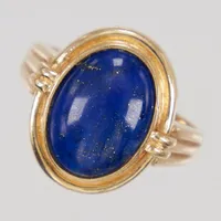 Ring, Lapis lazuli, ca 3,80ct, fattning ca 16 x 17,4mm, stl 17¾, skena ca 2,1 - 4,8mm, 18K, guld  Vikt: 5,5 g