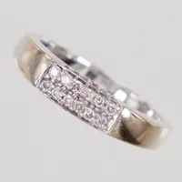 Ring, stl 20½, diamanter 34x ca 0,001-0,02ct, bredd 2,5-5,2mm, vitguld GHA 18K  Vikt: 6,4 g